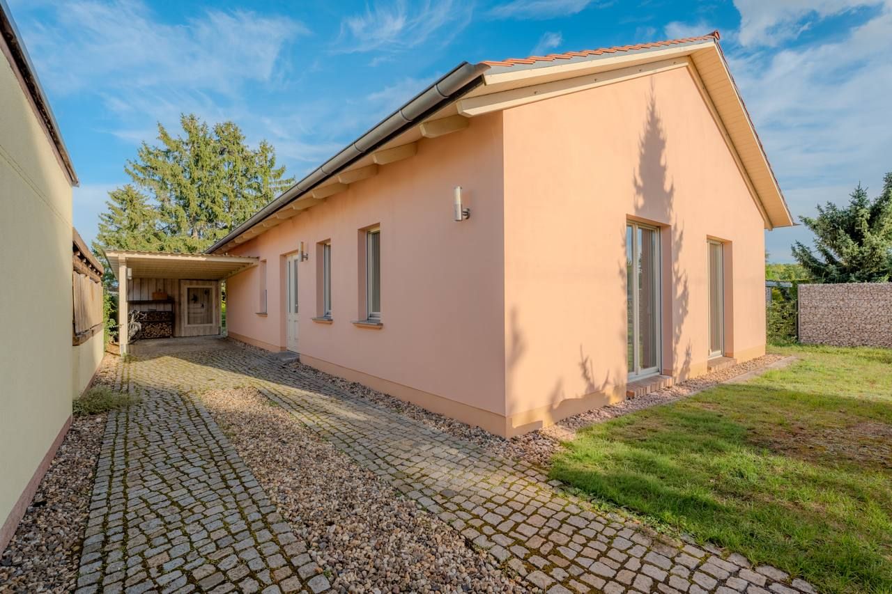 Ebenerdiger Bungalow mit Kamin, 2009 – Seitenansicht mit Carport und Zufahrt
