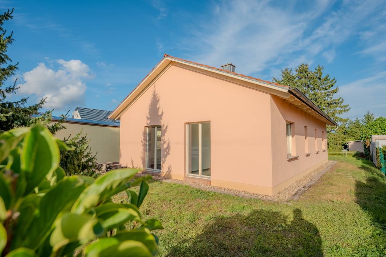 Ebenerdiger Bungalow mit Kamin, 2009 – Gartenseite mit Terrassentüren