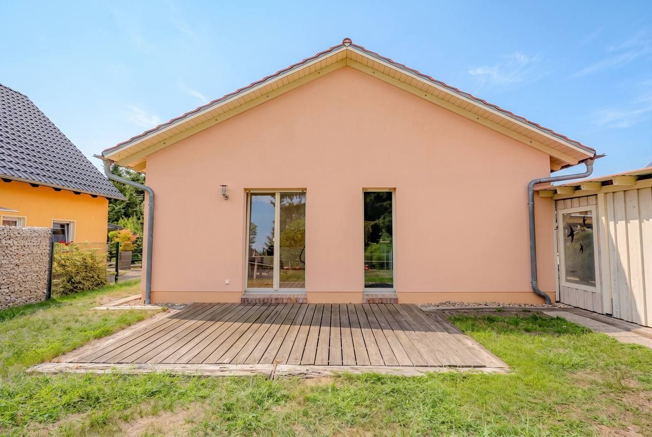 Ebenerdiger Bungalow mit Kamin, 2009 – Gartenseite mit Holzterrasse