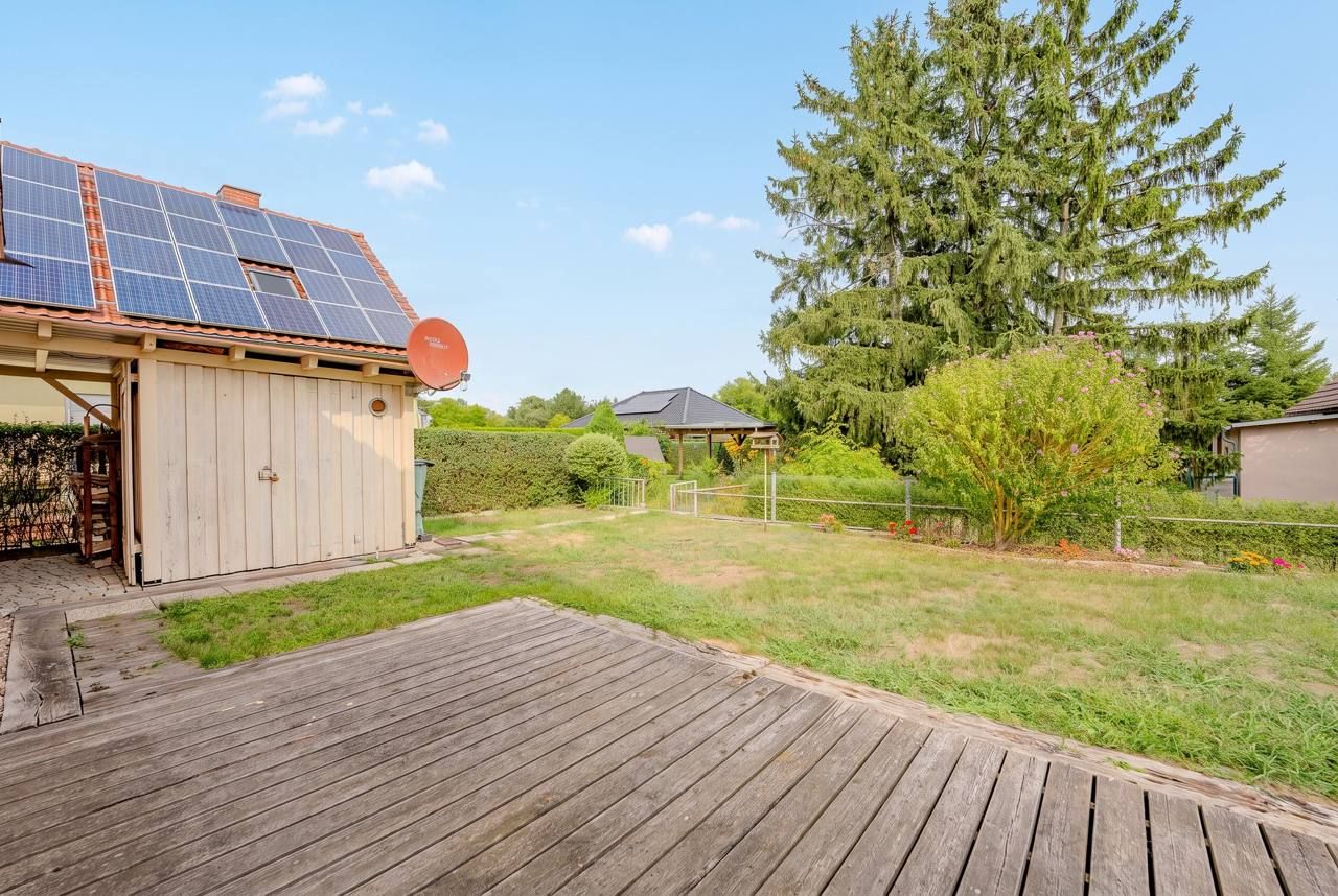 Ebenerdiger Bungalow mit Kamin, 2009 – Holzterrasse mit Blick in den Garten