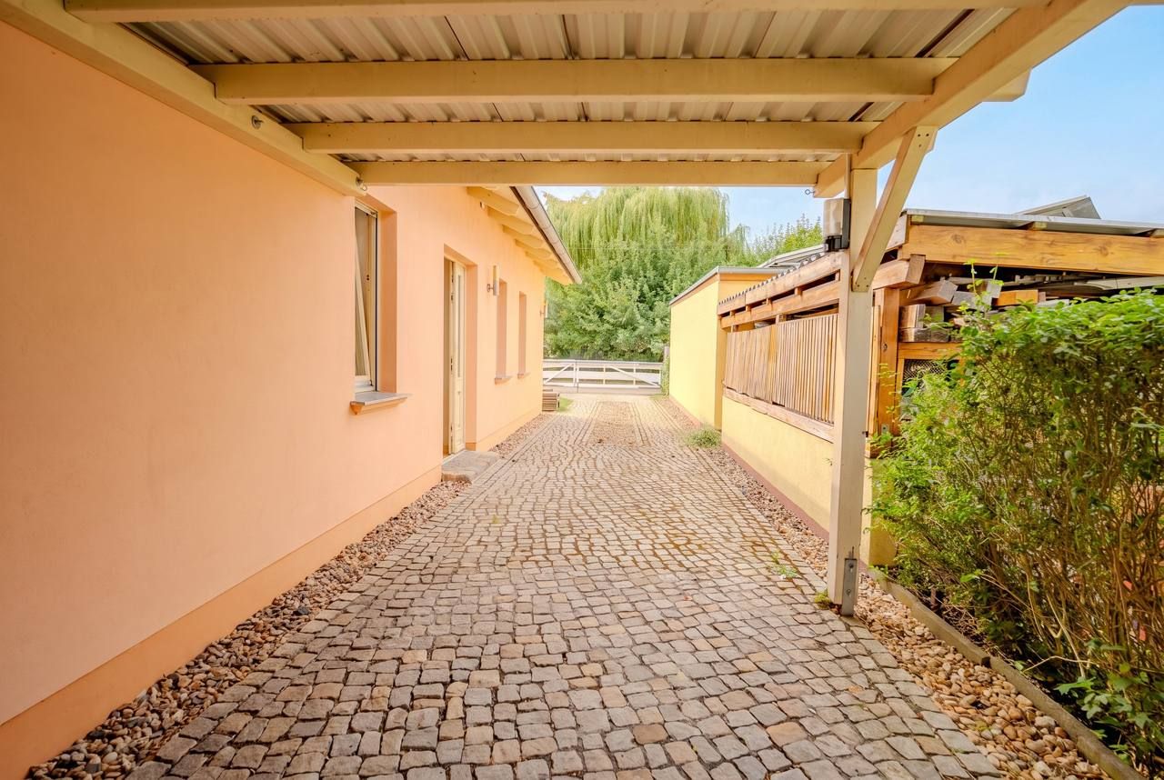 Ebenerdiger Bungalow mit Kamin, 2009 – Blick vom Carport zur Straße