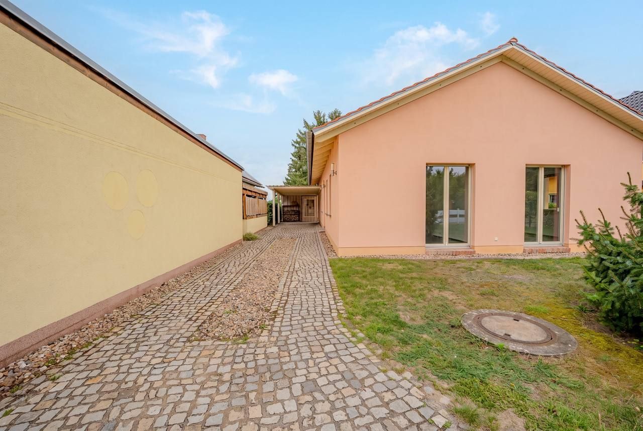 Ebenerdiger Bungalow mit Kamin, 2009 – Gepflasterte Zufahrt zum Carport