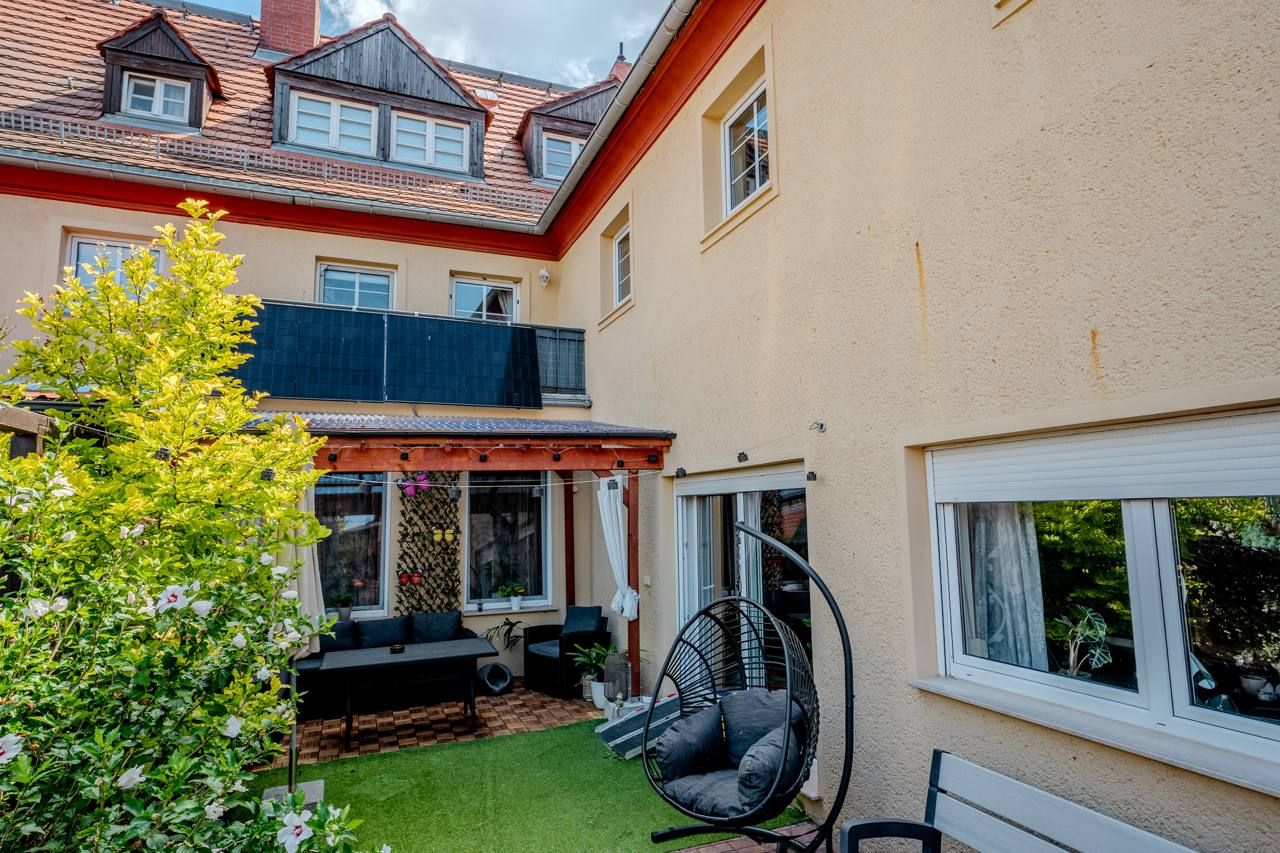 Reihenendhaus mit Garten und Pool, 1927 – Innenhof mit Balkon