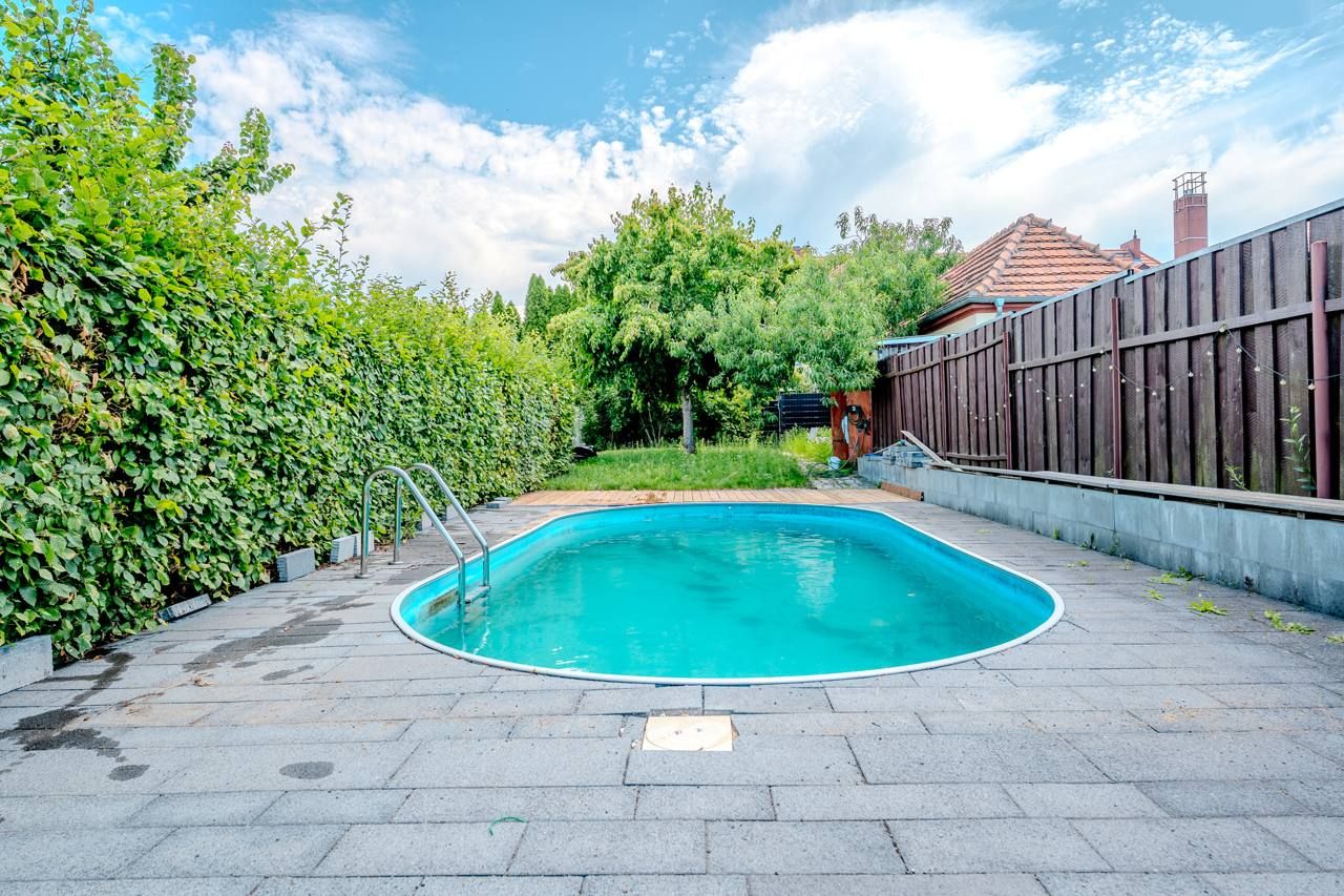 Reihenendhaus mit Garten und Pool, 1927 – Pool mit Holzdeck