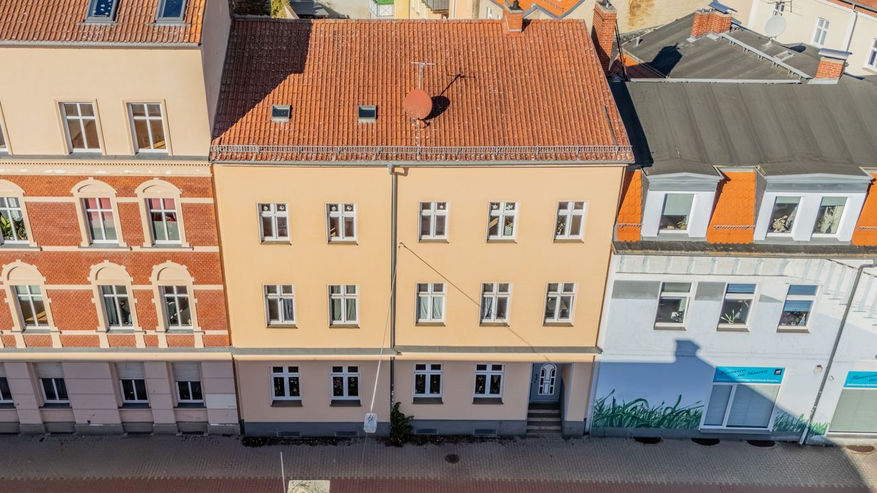 Mehrfamilienhaus Brandenburger Altstadt – Luftaufnahme der Straßenfassade