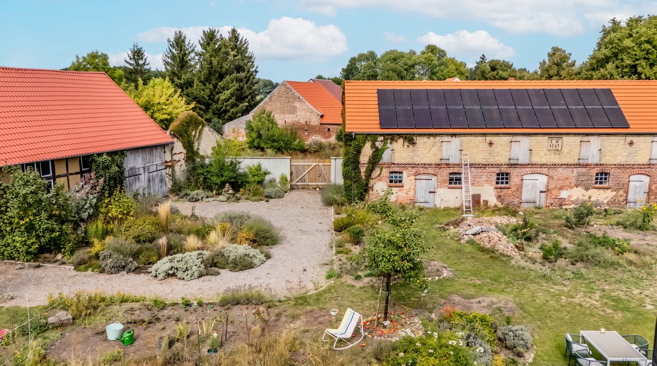 Vierseitenhof bei Brandenburg – Luftbild der Hofanlage mit Photovoltaik